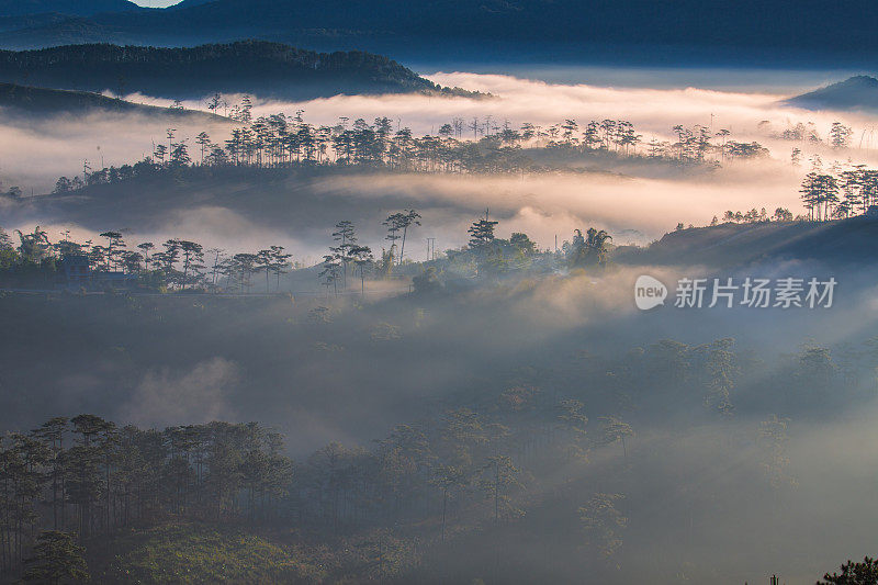 在Klong Klanh山谷，有雾的一天